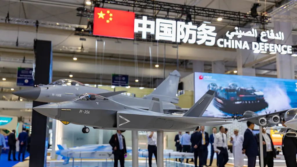 雖然過去海灣國家都採用美式裝備的F-15和愛國者防空導彈，可是中國在無人機、電戰系統、雷射武器及中程彈道導彈的領域，已穩固的成功切入整個中東市場。(圖：維基百科)
