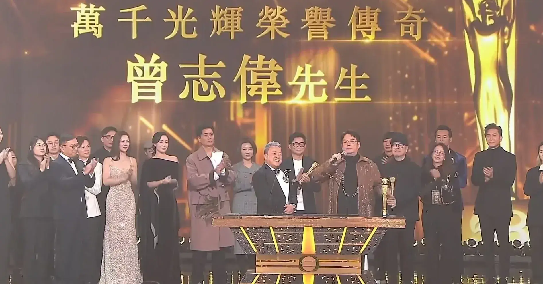 現年72歲的曾志偉，自早前《萬千星輝頒獎典禮》獲頒「萬千光輝榮譽傳奇」大獎後，正式卸下TVB總經理一職，從此告別繁忙的行政事務，迎來無官一身輕的愜意生活。(圖：TVB視頻截圖)