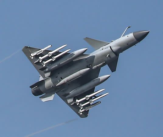 殲十戰機外掛多枚「霹靂-15」空空導彈。(中國空軍)