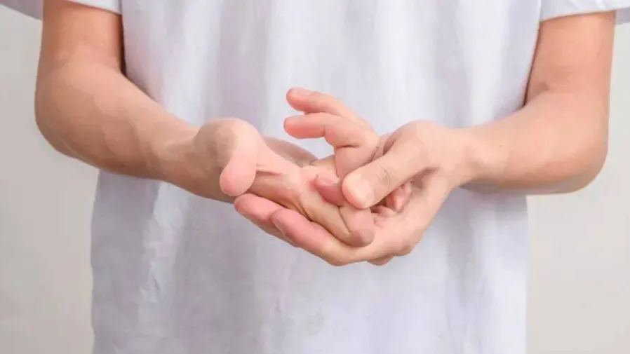 折手指半輩子，原來長輩說的關節變粗、關節炎都是謠言的封面圖片