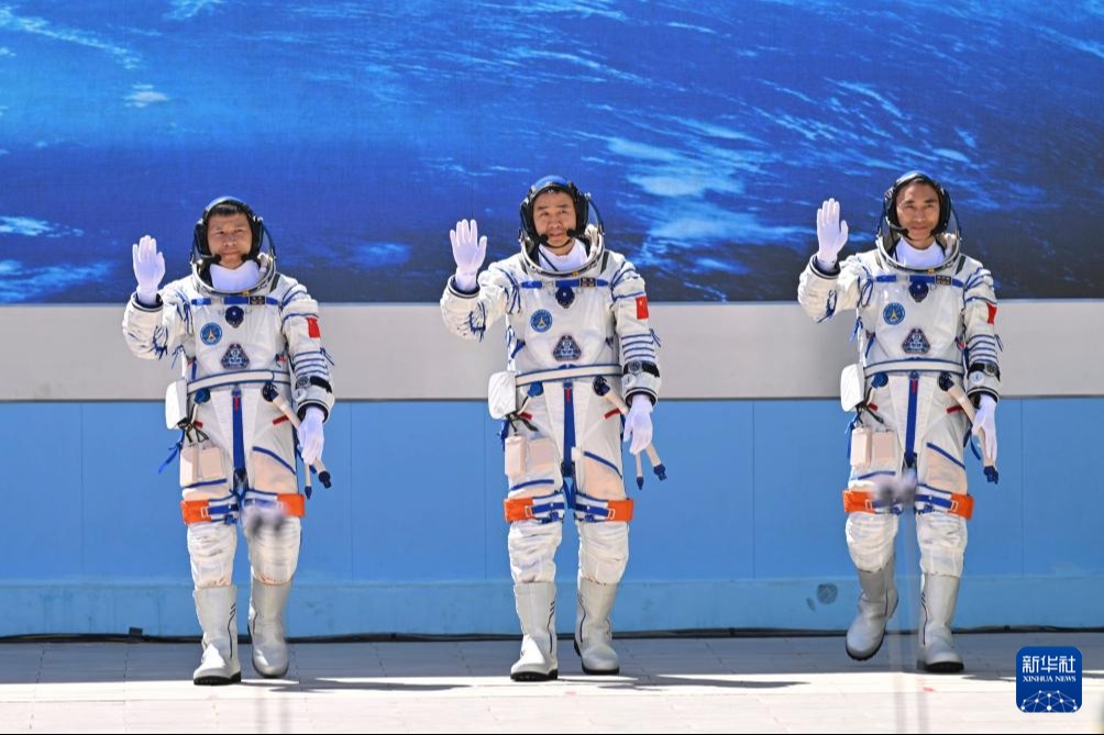 4月24日，神舟二十號載人飛行任務航天員乘組出征儀式在酒泉衛星發射中心問天閣圓夢園廣場舉行。這是航天員陳冬（中）、陳中瑞（右）、王杰在出征儀式上。(新華社)