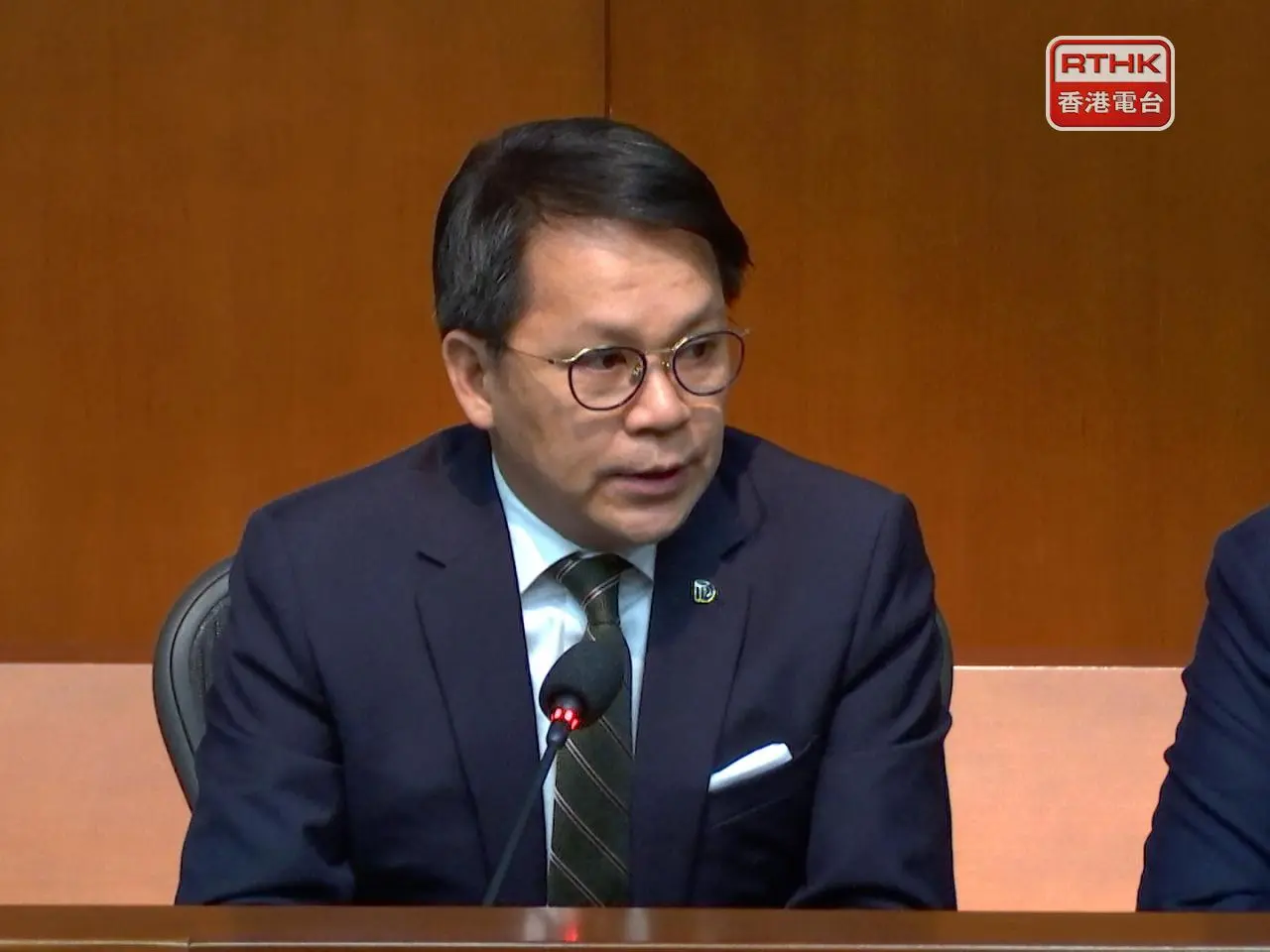 陳克勤今（15 日）在立法會回應指，立法會參選名單須在民建聯執委會內討論和通過，最快下星期公布。(香港電台)