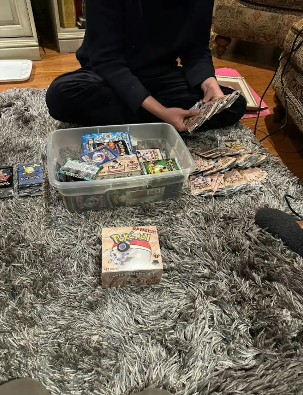 外國網友意外發現八十多歲嫲嫲珍藏逾20年的Pokémon全套藏品，包含絕版卡牌、鍍金精靈球與手辦等，保存完整，外媒估計市值高達25萬美元，藏著滿滿長輩心意。（來源：網絡）
