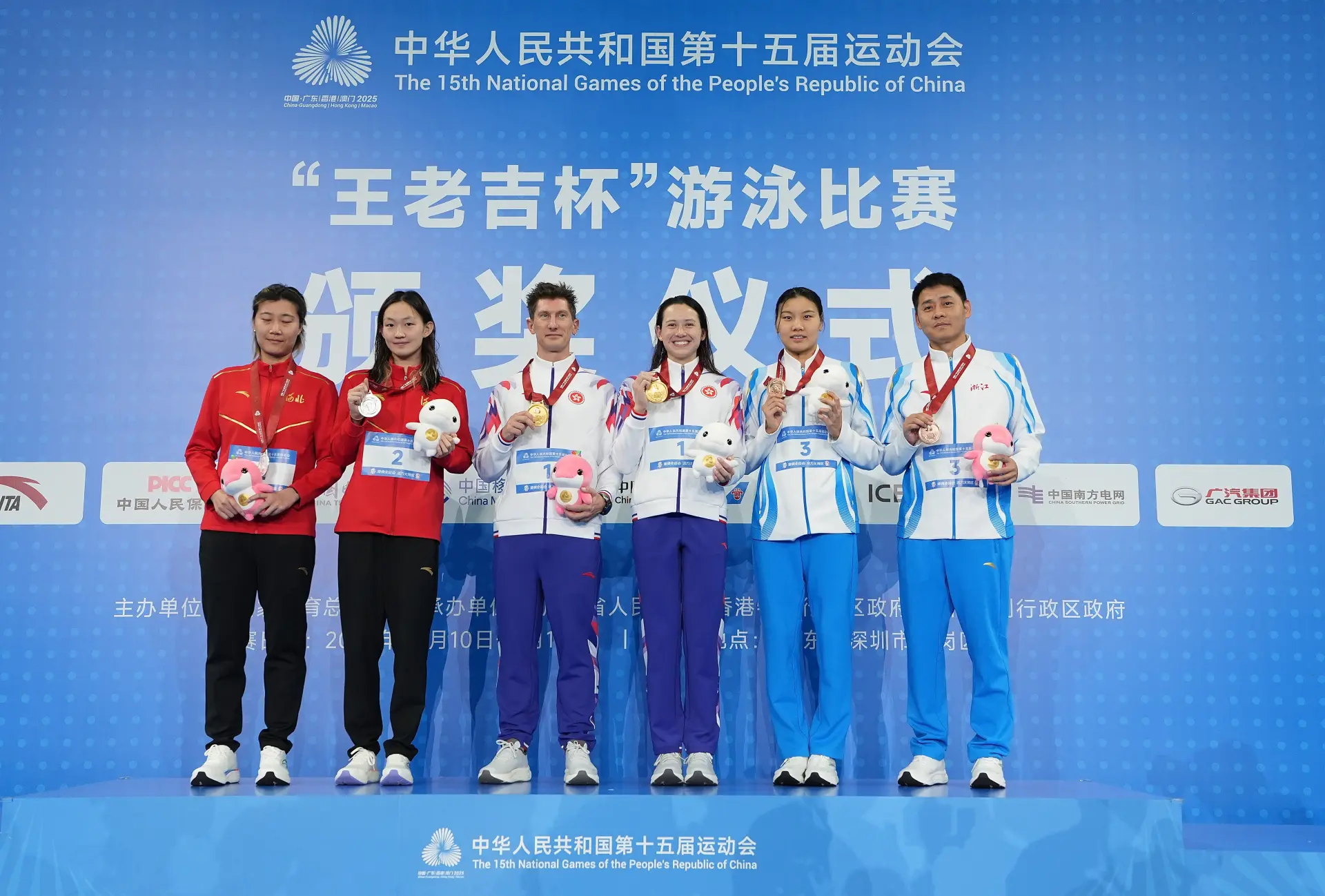 今晚決賽，何詩蓓採取領放戰術，起跳後以26秒70完成頭50米，100米分段時間55秒24，逐步拉開距離，最終愈游愈有，拋離對手一個身位奪冠。 (圖：新華社)