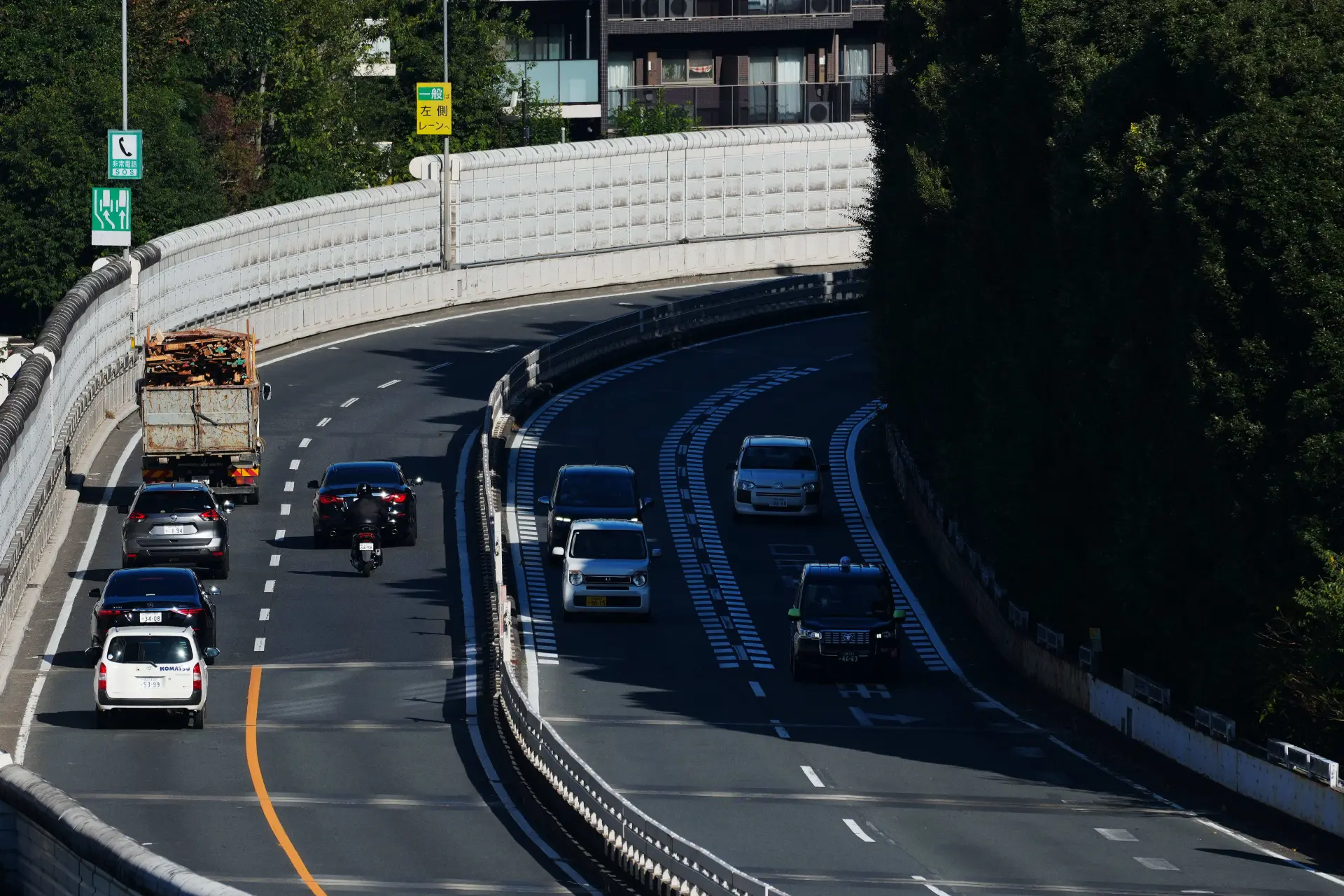 除了財政擴張的爭議，高市政府近期的一系列動作也加劇了市場不安。過去兩週內，高市不僅撤銷了政府的年度收支平衡目標，還承諾調整日本公司治理准則，使其「不再那麼偏向股東」。(圖：新華社)