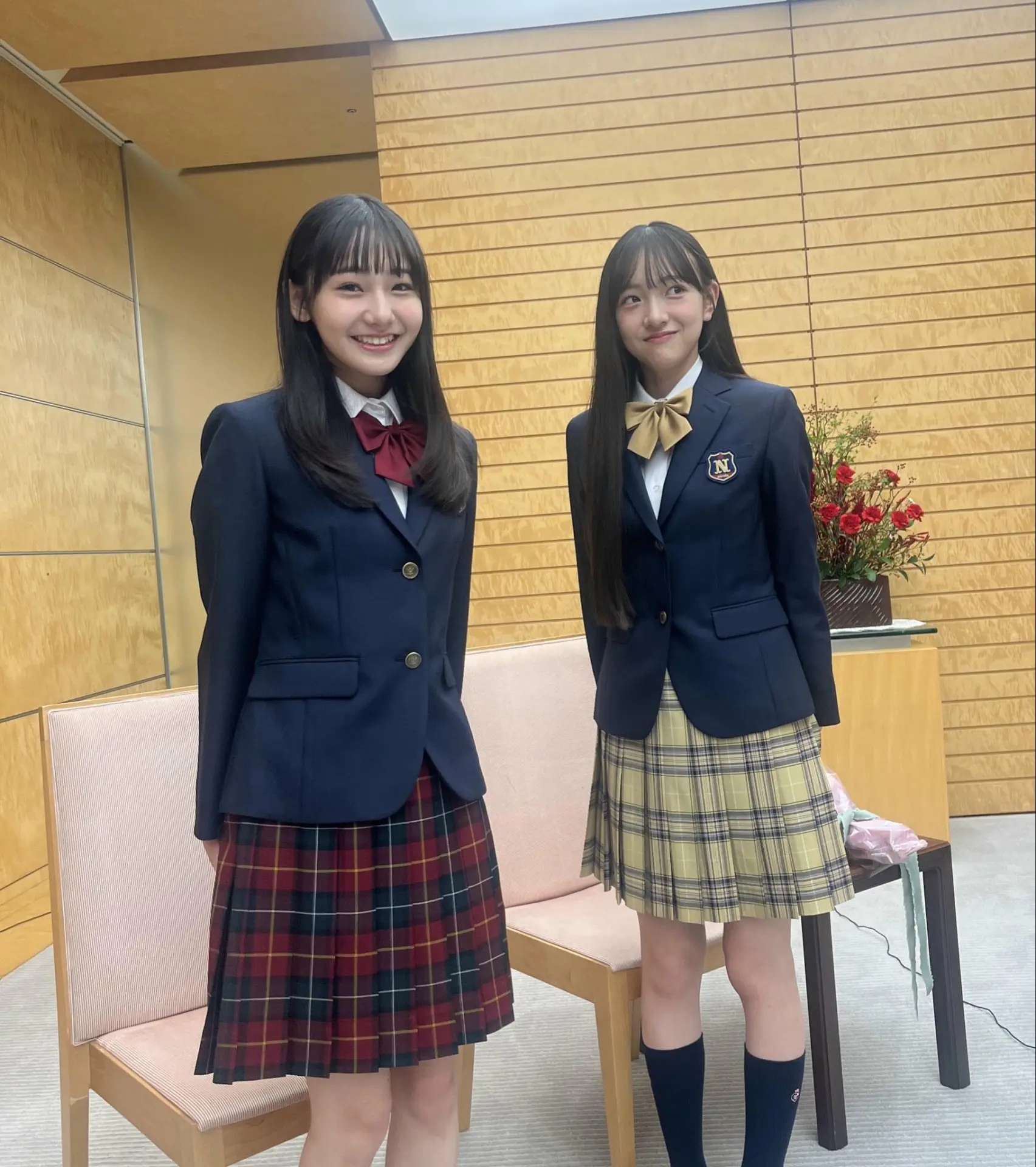 「リコリリ」於今年六月以歌曲《Pure pop／Ring☆Ring☆Ring》出道，音樂走甜美路線。此次她們代表日本青少年前來官邸表達感謝，與首相的互動輕鬆愉快。(圖：網絡翻攝)