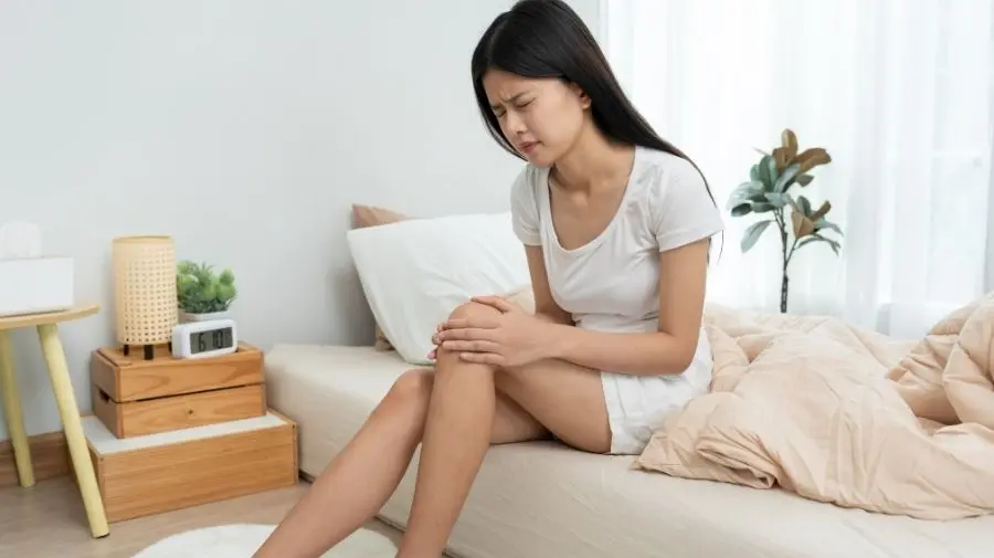 早上起床關節僵硬、久坐後站起來卡卡的、上下樓梯時隱隱作痛，活動一下就緩解，於是被當成「小毛病」。