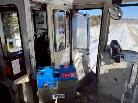 日本當地警方表示，事故中列車上有多人受傷，傷者包括乘客及乘務員，均送院治理。（圖/X）