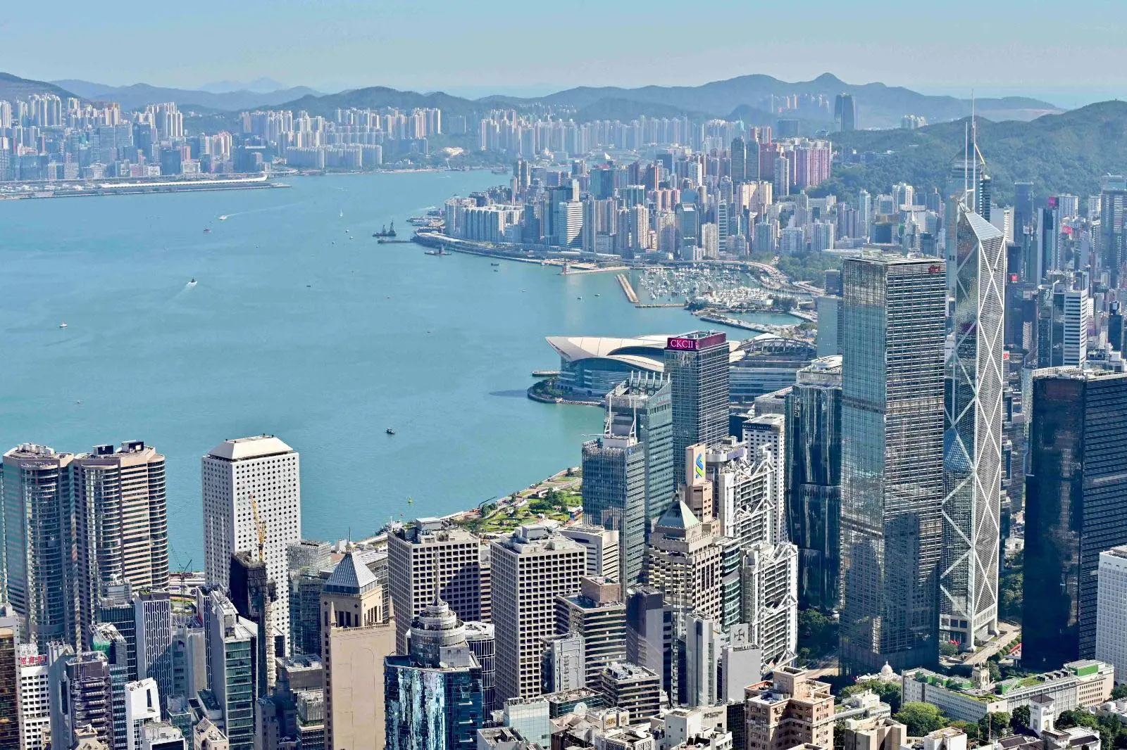 在國家安全得到有效保障的大前提下，香港繼續保持普通法制度、低稅率、資訊與資本自由流動等優勢，並在創科、專業服務、國際仲裁及家族辦公室等領域拓展新空間。(圖：政府新聞網@FB)