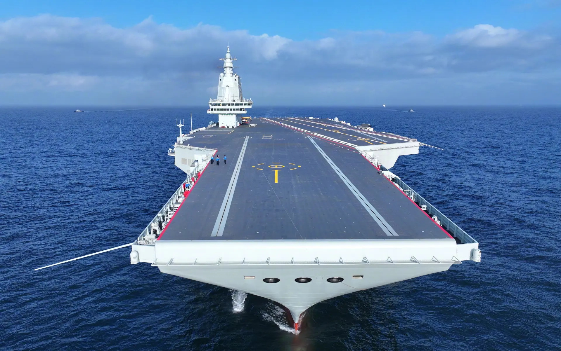 福建艦雖然僅是一艘常規動力航母，但其技術水準已經直逼美軍「福特級」。(新華社)