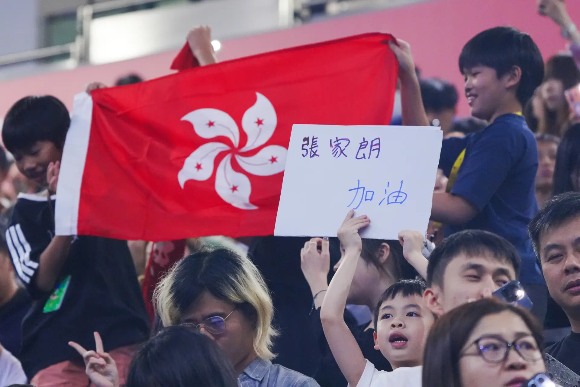 張家朗也將目標鎖定金牌，他表示接下來會好好休息調整，與隊友合力衝擊港隊全運劍擊金牌的突破。場內播放的廣東歌讓他倍感親切，「主場的力量，團體賽要好好利用」。(圖：新華社)