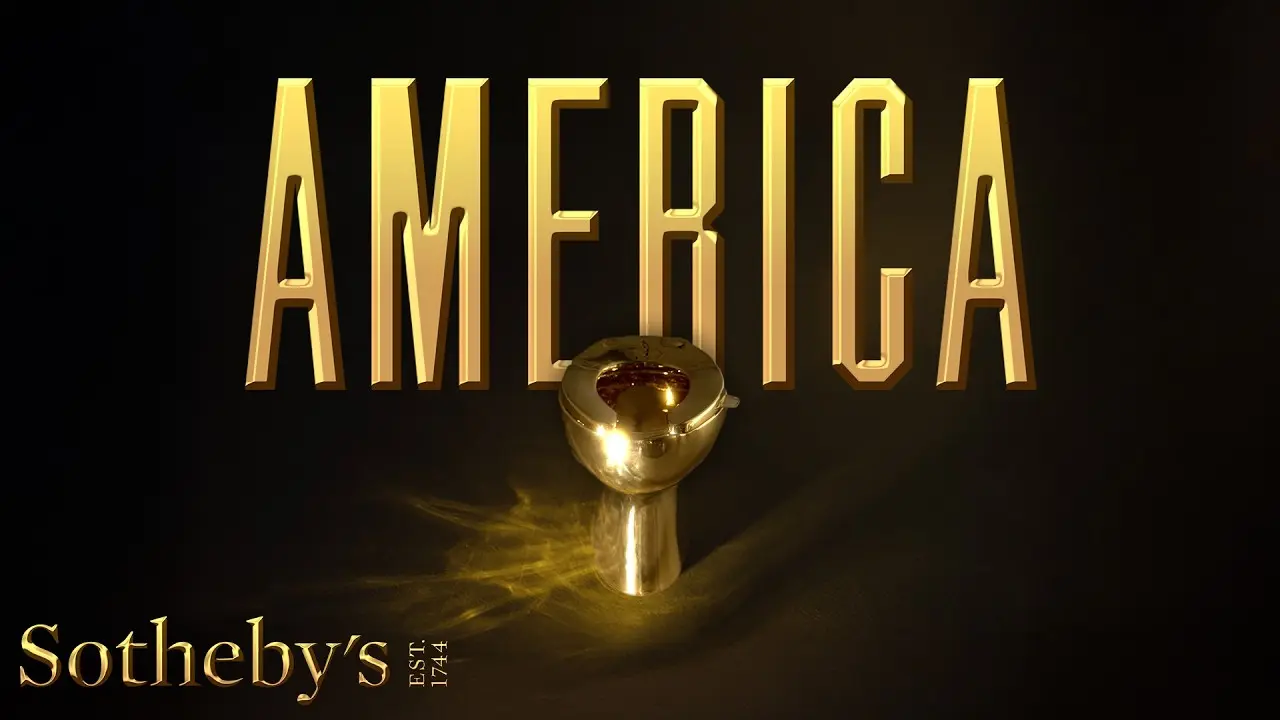 義大利藝術家卡特蘭（Maurizio Cattelan）創作的18K金馬桶「美國」（America），於紐約蘇富比拍賣會以1210萬美元成交，重101公斤且可正常沖水，以幽默形式諷刺財富差距，成為藝術圈話題。（來源：Sotheby's@YouTube）