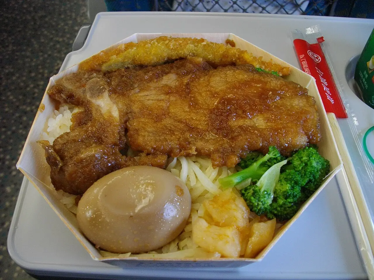 經典台鐵便當。 (維基百科)