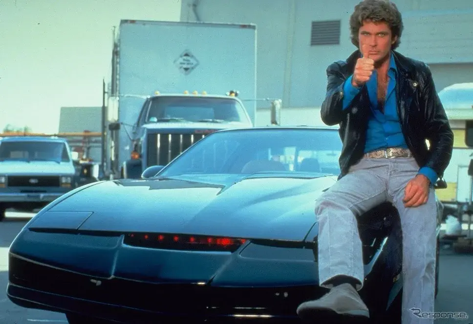 美國1980年代經典影集《霹靂遊俠（Knight Rider）》男主角李麥克駕駛著搭載人工智慧的霹靂車「K.I.T.T.」，四處打擊犯罪、維護正義的故事。  而K.I.T.T.的原型正是1982年龐蒂克火鳥Trans Am，當年可是憑著酷炫外型和智能功能圈粉無數。（示意圖來源：小紅書網友）