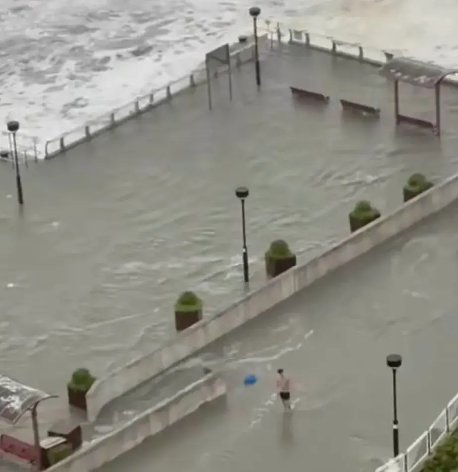 網友批評「害己害人」，更有留言直指「 扮孤勇者？唔好搞到啲消防」，擔心其危險行為浪費公共救援資源。(圖: 網絡翻攝)