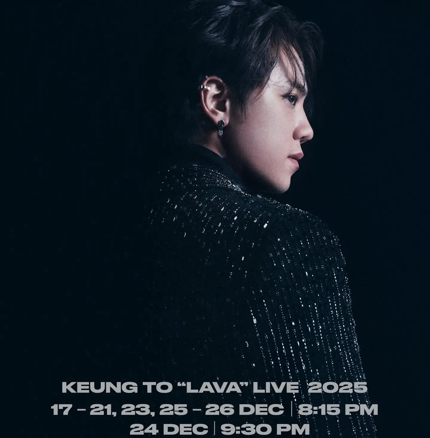 MIRROR人氣成員姜濤一連九場的《KEUNG TO「LAVA」LIVE 2025》演唱會，12月21日於亞博館舉行第五場，恰逢冬至當日，卻在演出中途突發電力故障，幸好姜濤以機智幽默的應對化解尷尬，獲現場觀眾熱情支持。(圖：姜濤@FB)