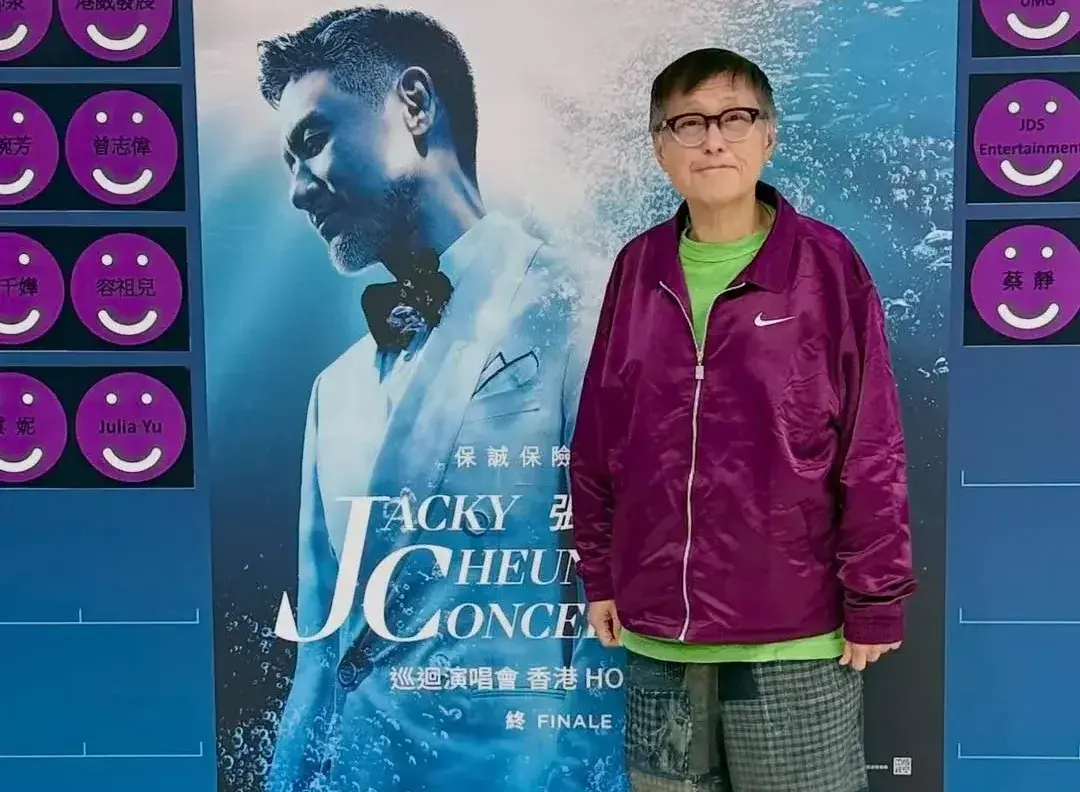 事後，谷德昭亦在個人Instagram上載了站在張學友演唱會宣傳海報前的留影。儘管照片特意加重了濾鏡效果，但他臉部及頸部的皺紋依然清晰可見，雙頰無肉的狀態並未得到遮掩。(圖：koktakchiu@IG)