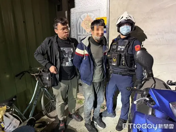 軾殺雙親疑兇19日晚間6點多在新莊被警方逮捕。（圖「ETtoday新聞雲」） 