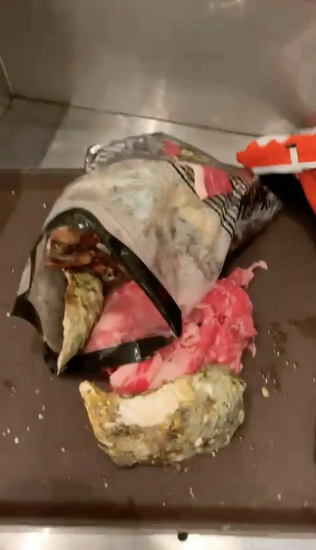 男子隨後從身旁黑色環保袋中取出一袋海鮮，職員見狀已難掩驚訝，輕呼「咁大袋」。(圖：視頻翻攝)