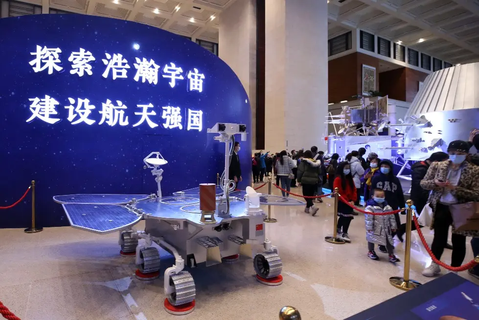 天問三號的採集樣本任務會由火星車執行。圖為天問一號火星車祝融號的模型。(新華社資料圖片)