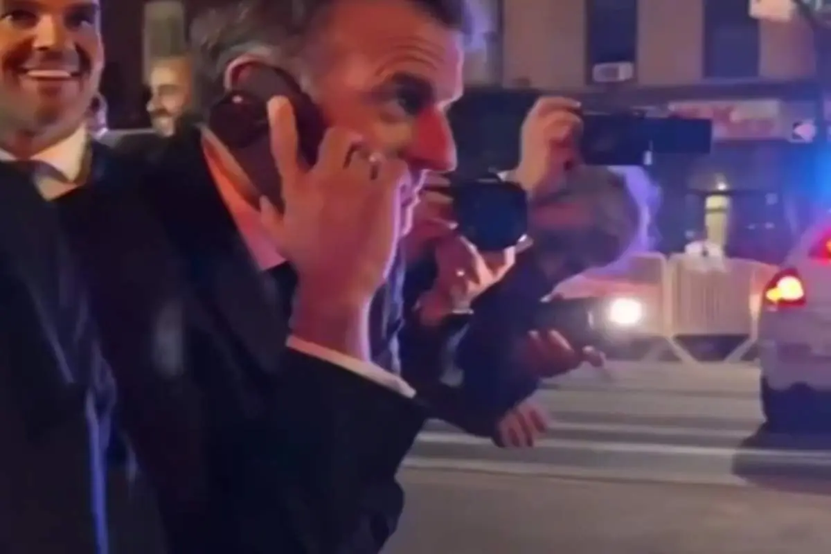 沒想到馬克龍反應夠快，當場掏出電話直撥特朗普，語氣帶點玩笑話「吐槽」。(圖：視頻翻攝)