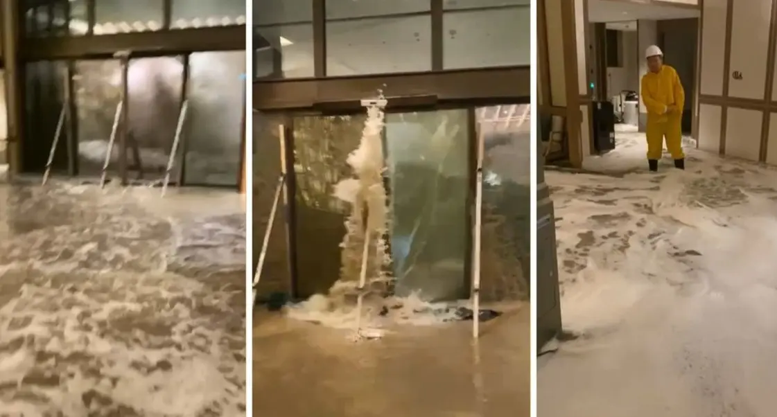 酒店地下大門的玻璃門疑不堪海水壓力，突然「嘭」聲爆裂，大量海水瞬間湧入室內，現場不斷傳出驚呼。(圖：網絡翻攝)