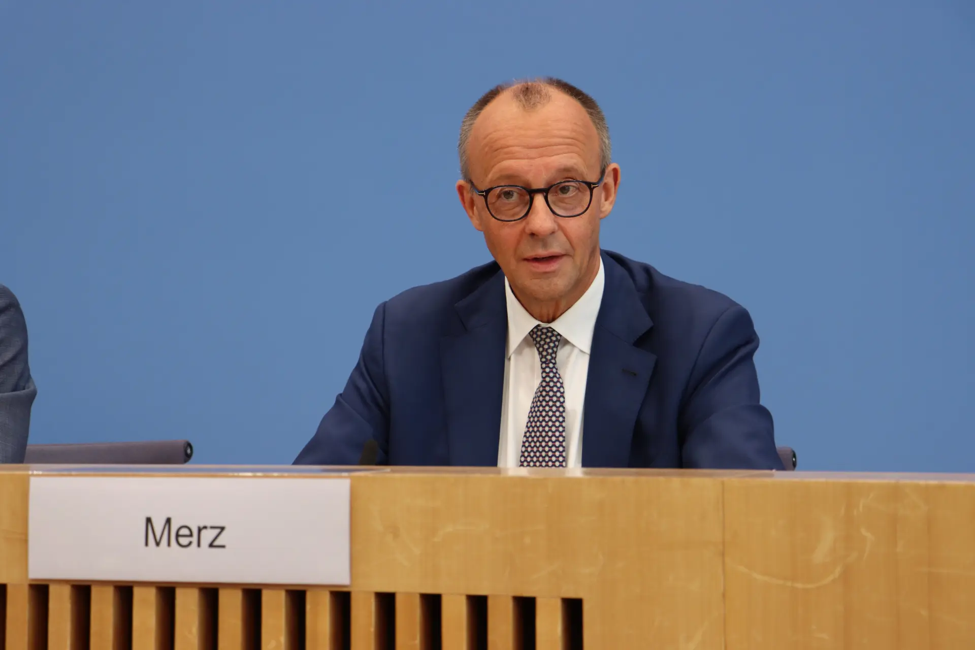 這次襲擊事件震驚全國。德國總理弗里德里希・默茨（Friedrich Merz）在社交媒體發文，形容事件是「令人髮指的暴力行為」，強調必須迅速查明真相。(圖：新華社)