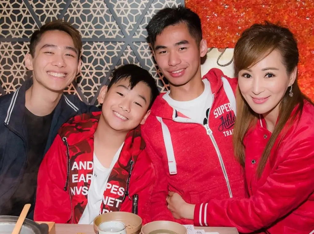 如今三名兒子均已成材:長子 Nathan 從理工大學畢業後,正在香港大學攻讀社會心理學碩士;次子 Jordan 碩士畢業後成為心理醫生,去年與妻子結婚後定居美國;幼子 Jonathan 則就讀於香港浸會大學商科。(圖:candylolam@IG)