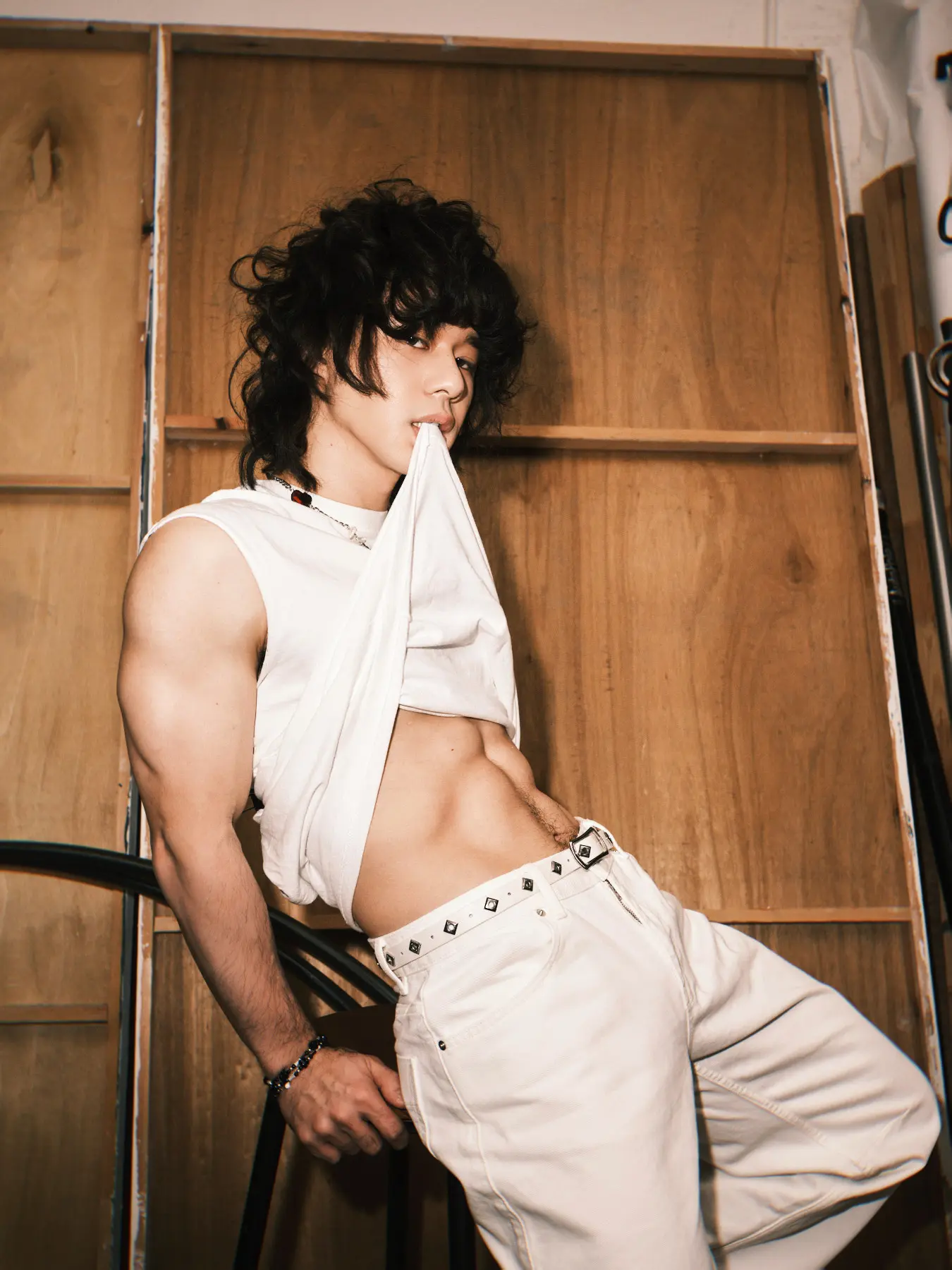 在社交平台上大晒苦練成果，身穿白色背心的照片中，麒麟臂粗壯、六嚿朱古力腹肌粒粒分明，體脂率極低，身材媲美圈中「大只型男」张继聪，驚喜滿滿。(圖：Mike 曾比特@FB)​