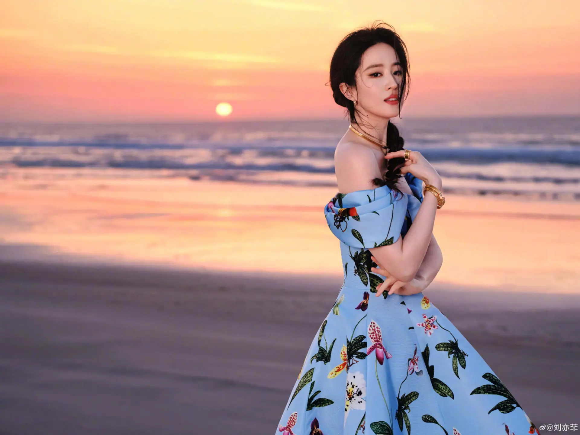 事實上，劉亦菲的善舉從非一時興起，她向來低調投身公益事業，在多場自然災害或公眾危難發生時，都會及時伸出援手貢獻力量。(圖：劉亦菲@微博)