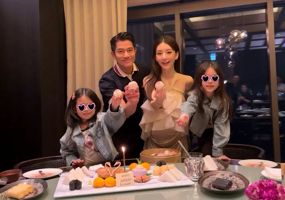 郭富城與方媛於 2017 年結婚，年齡相差 22 歲的兩人婚後育有兩名女兒，如今第三胎男嬰的到來，為這段婚姻再添幸福印記。（圖：方媛@微博）