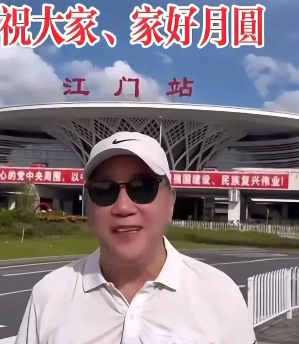 日前，夏雨在 IG 限時動態上載短片，身處「江門站」前的他身穿白色 Polo 衫，配 Cap 帽與太陽眼鏡，面色紅潤、精神飽滿。(圖：hayu2017@IG)