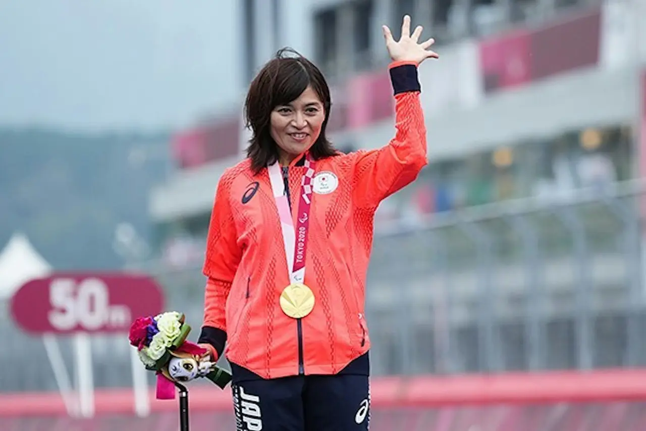 日本50歲殘奧金牌選手杉浦佳子，出身藥局世家，18歲意外懷孕退學，飽受經濟壓力後發憤苦讀，帶娃備戰高難度藥劑師國考，一次上岸，演繹絕地翻身的人生逆襲。（來源：bukatsu_com@IG）