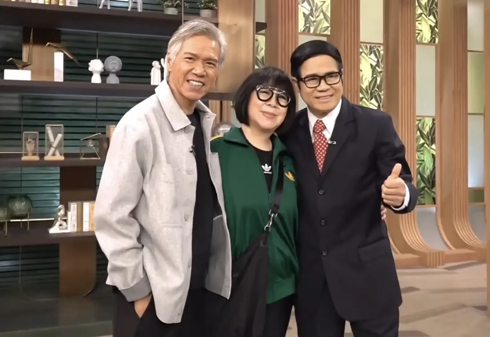 本月 4 日晚，TVB 娛樂新聞台播出的《流行都市》節目中，久居加拿大的藝人林嘉華攜太太 Jumbo 作客，與老友安德尊敘舊之餘，更化身「追問先鋒」關注其感情生活。(圖：視頻截圖)