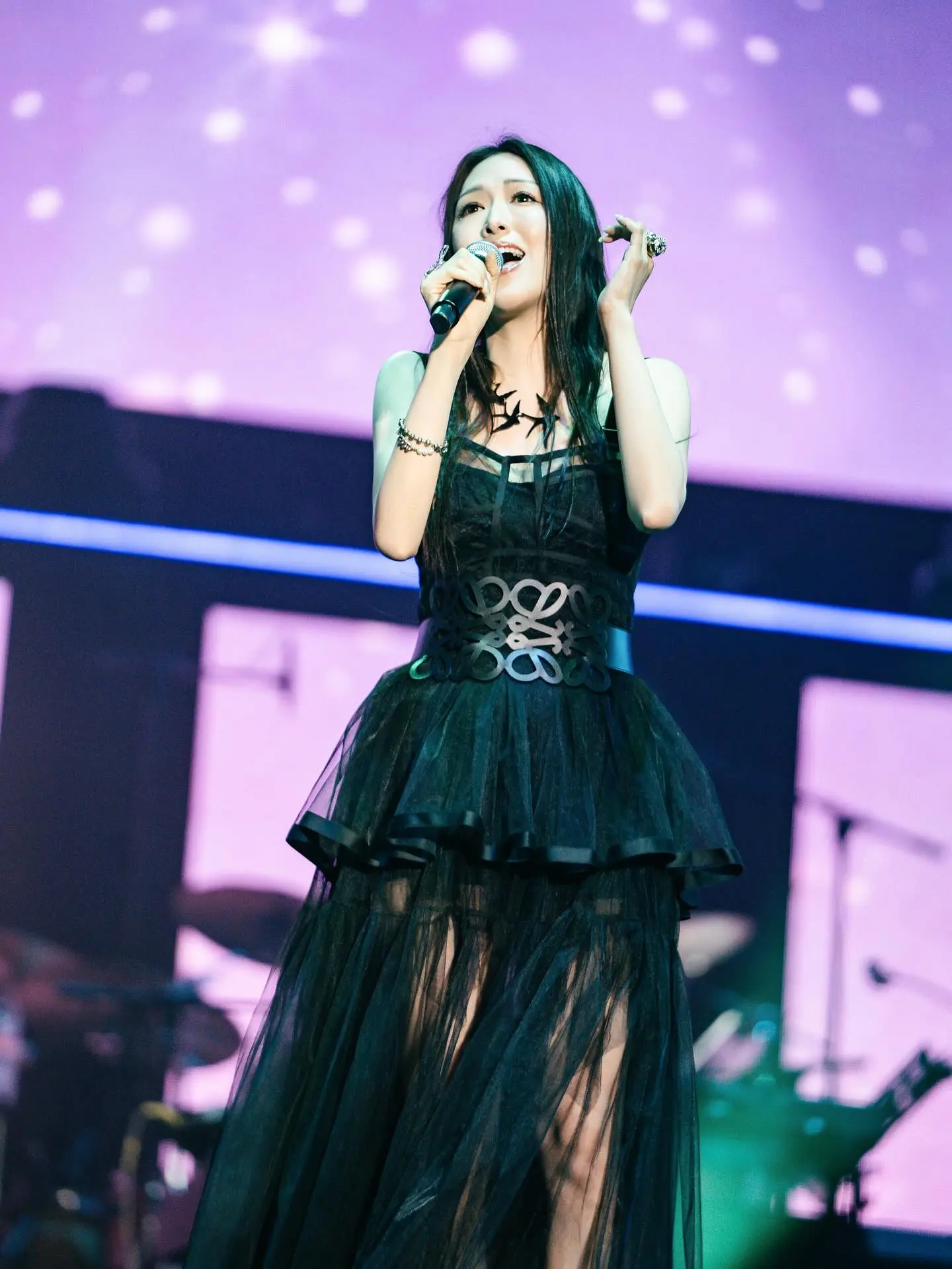 雖然呂喬恩以 TVB 新人身分亮相，但她的音樂履歷可謂相當豐厚。早在 2009 年，呂喬恩便在許冠傑的演唱會中擔任和音，隨後獲已故音樂人楊雲驃（細 AL）賞識正式入行。(圖：Quinn Lui@FB)