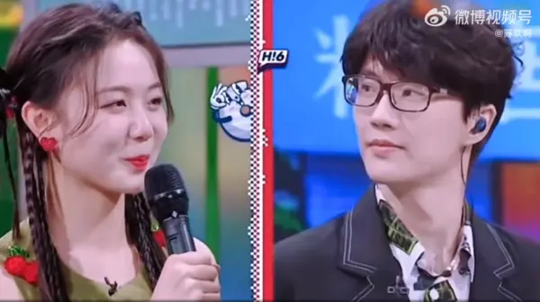 兩人相差14歲的戀情，從一開始就充滿傳奇色彩，緣分最早始於2022年綜藝節目《你好，星期六》。當時身為節目主持人的馮禧，在現場大方透露，自己從小學時期就是許嵩的鐵粉，聽著他的歌曲長大。（來源：新浪微博）