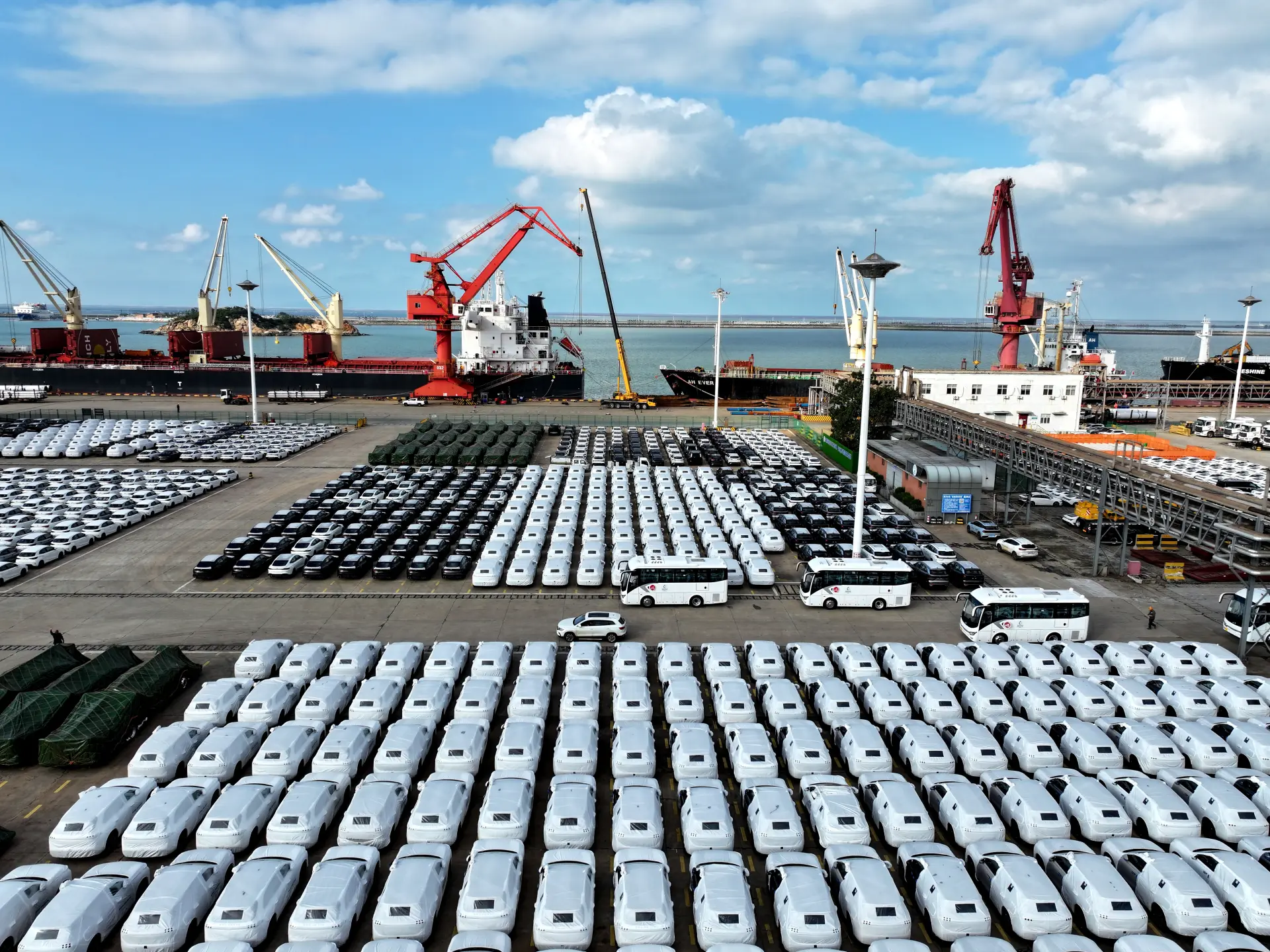 而2022至2023年新冠疫情結束後，「第三波浪潮」正式到來，中國汽車實現彎道超車，比亞迪、吉利、蔚來等品牌，以新能源與智能化的核心科技，領先全球。我曾走訪中南美洲的墨西哥、巴西，街頭滿眼的中國汽車，讓我頗為驚訝。(圖：新華社)