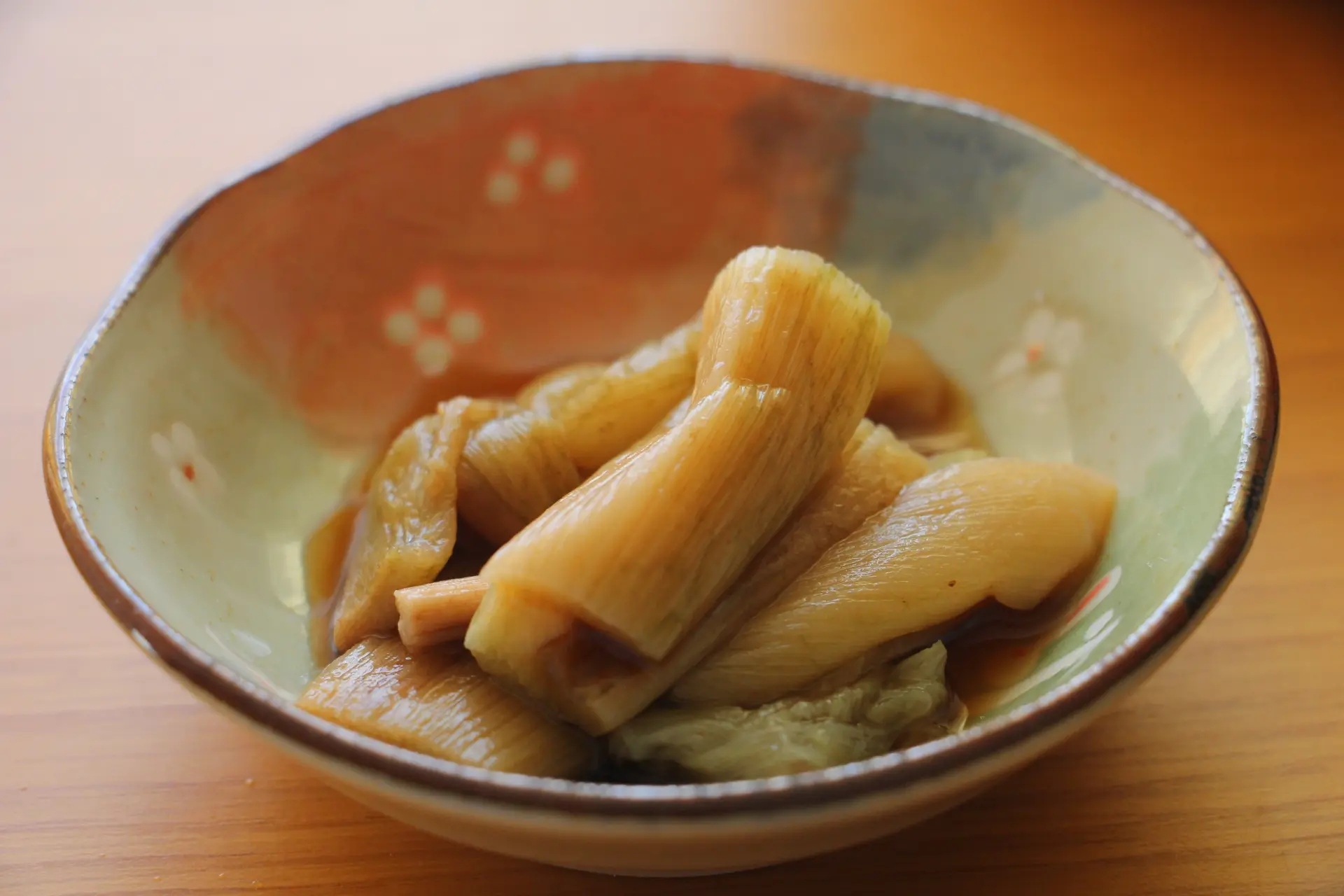 高知縣一名七十多歲婦人誤將有毒姑婆芋當成大野芋醃製食用，口喉劇痛緊急送醫。厚生勞動省提醒，姑婆芋全株含草酸鈣（calcium oxalate），盆栽照料也有中毒風險。（來源：網絡）