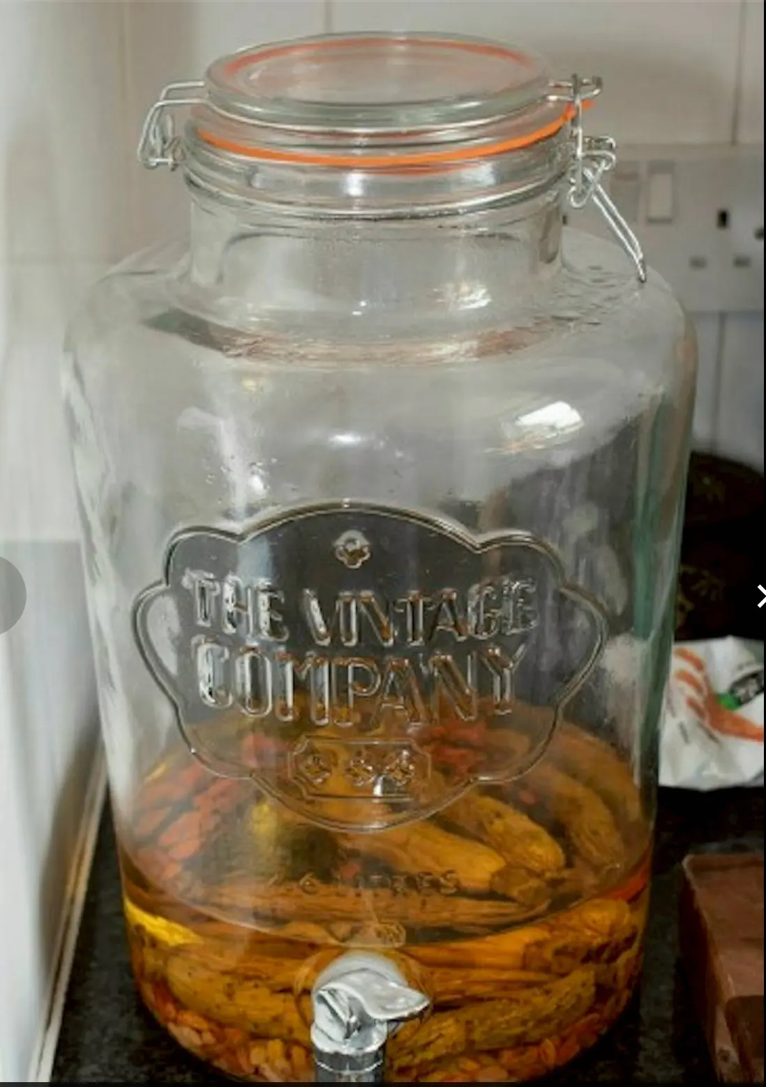 徐超向受害者提供「生命之水」飲料。（英國警方）