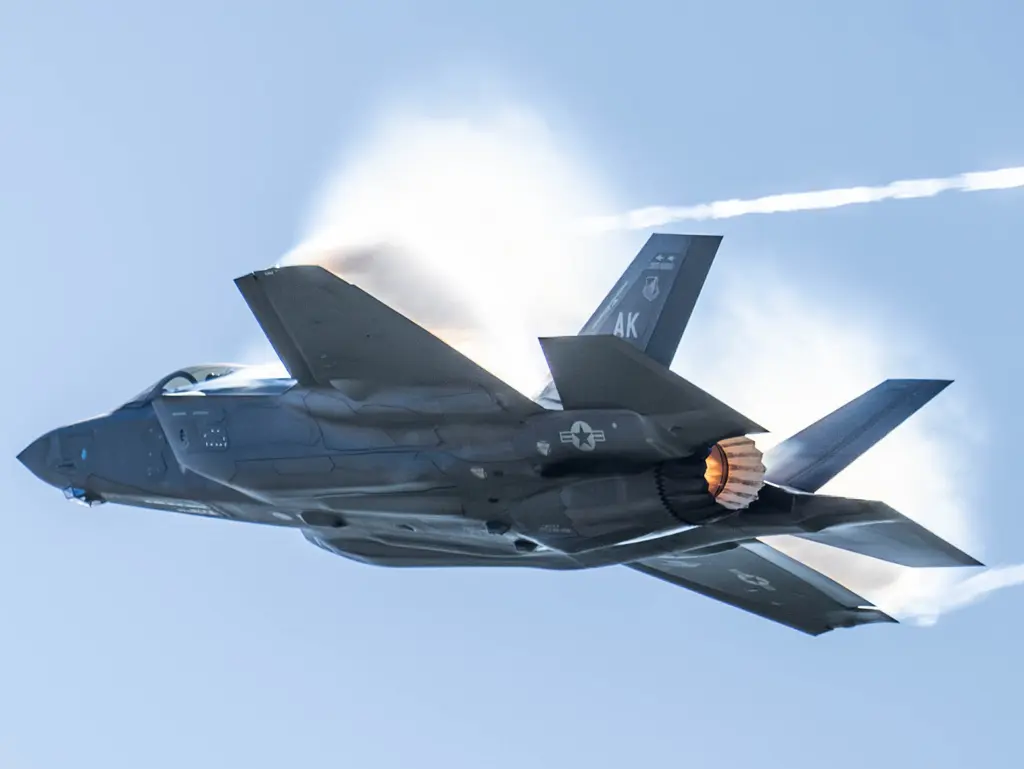 美國F-35A隱形戰機飛越阿拉斯加艾爾生空軍基地（Eielson Air Force Base）上空的資料照。（美國空軍）