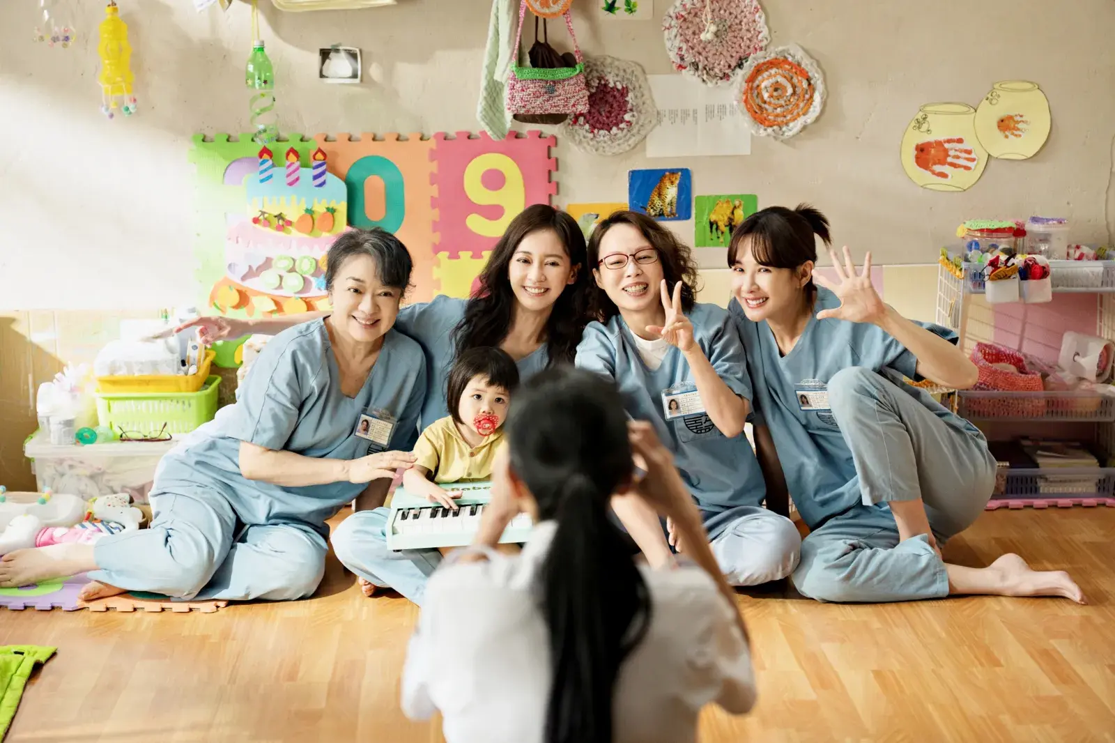 由林孝謙執導、呂安弦編劇，陳意涵、翁倩玉、鍾欣凌等實力派演員共演的台灣電影《陽光女子合唱團》，自2025年12月31日在台上映以來，憑藉扎實劇情與動人演出口碑发酵，截至1月19日全台票房正式突破1億台幣大關。(圖：電影宣傳照)