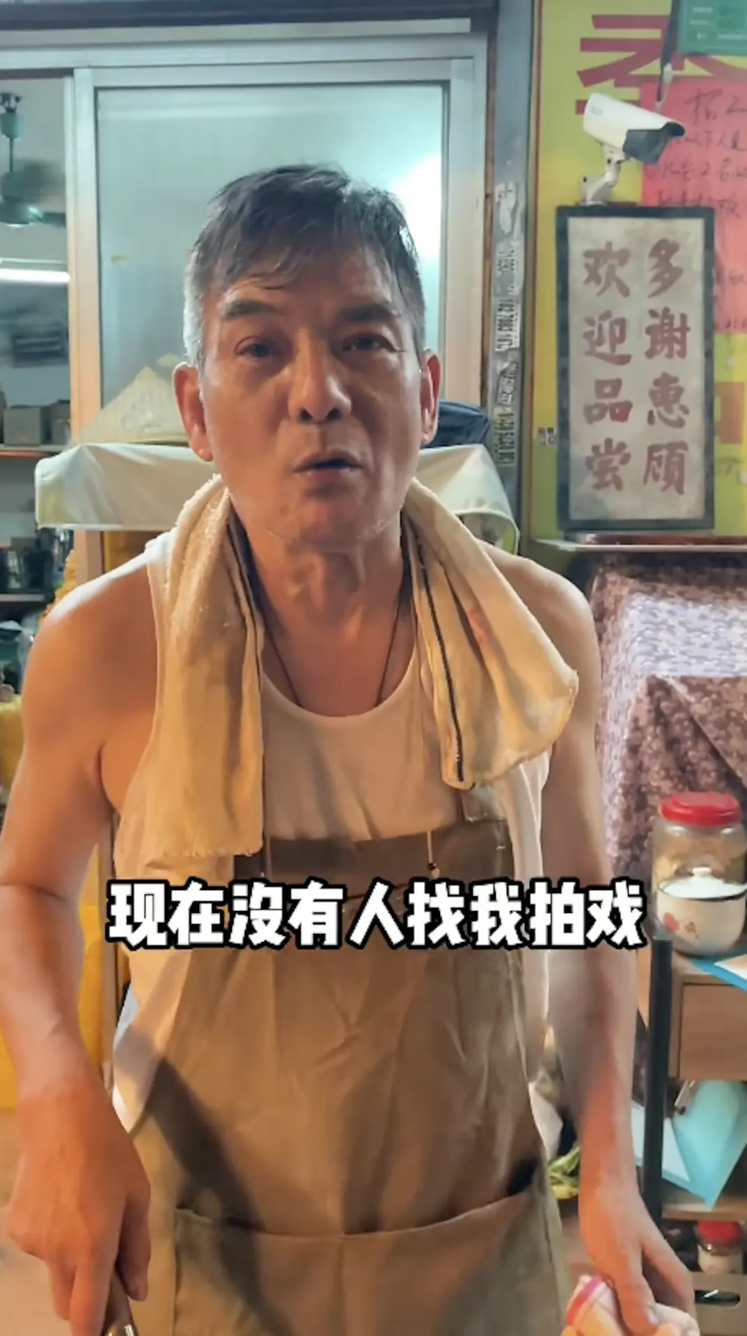 這番「落魄轉行」的言論讓不少粉絲擔心不已，紛紛留言詢問狀況，直言「現在這麼瘦，要保重身體呀老師」。正當大家為這位資深演員的事業境遇感慨時，鏡頭一轉，畫面中出現了多名工作人員和攝影設備，李國麟隨即露出笑容揭秘：「騙你們呀，我在拍戲啊！」(圖：小紅書)