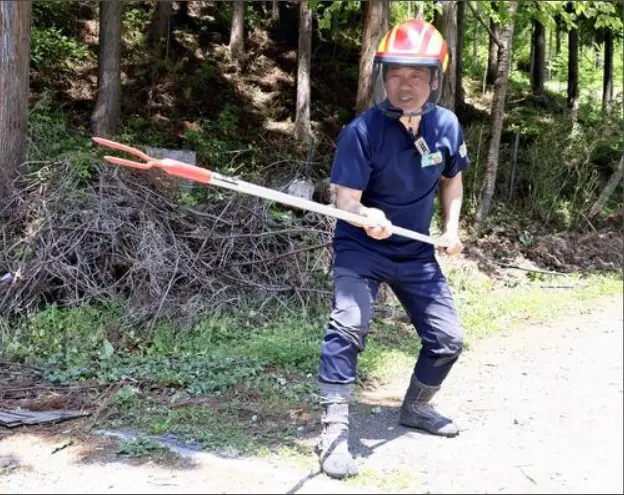 2023年巖手縣59歲男子佐藤誠志採菇時遭護崽母熊瘋狂襲擊，九死一生後研發輕量「熊叉」。2026年日本熊害肆虐，這款神器熱銷，連青森縣警局都愛用。（來源：読売新聞）