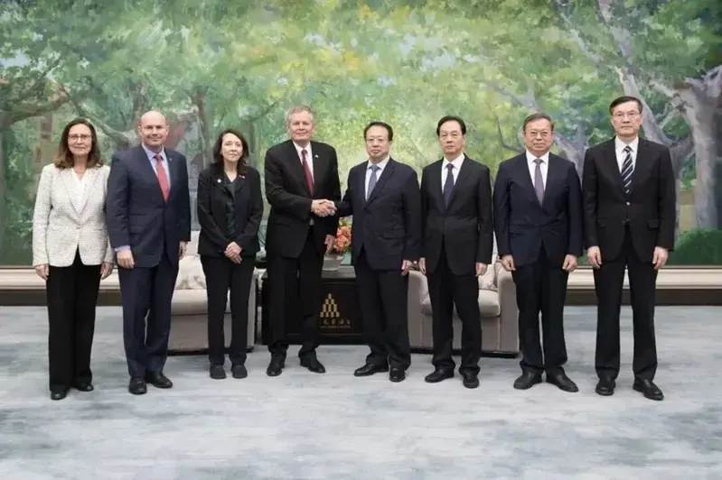 美國共和黨參議員戴恩斯（Steve Daines）（左四）率代表團訪問大陸，5日上海市長龔正（右四）會見該代表團。（澎湃新聞）