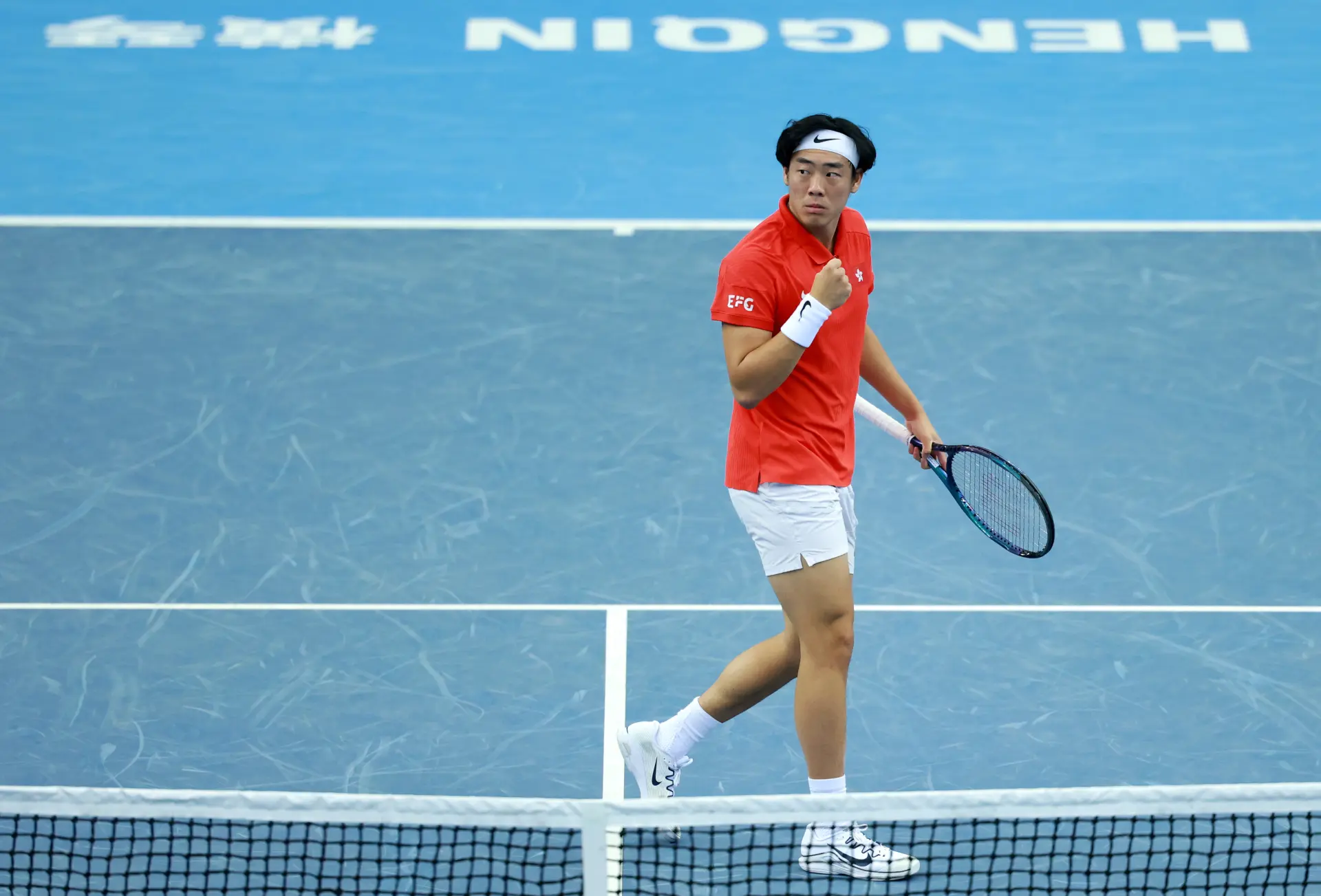 第二盤戰況更為膠着，雙方全程互保發球局，黃澤林在第 4 局連續開出 Ace 球鞏固優勢，而吳易昺則以 love game 展現發球穩定性，再次將比賽拖入搶七。(圖：新華社)