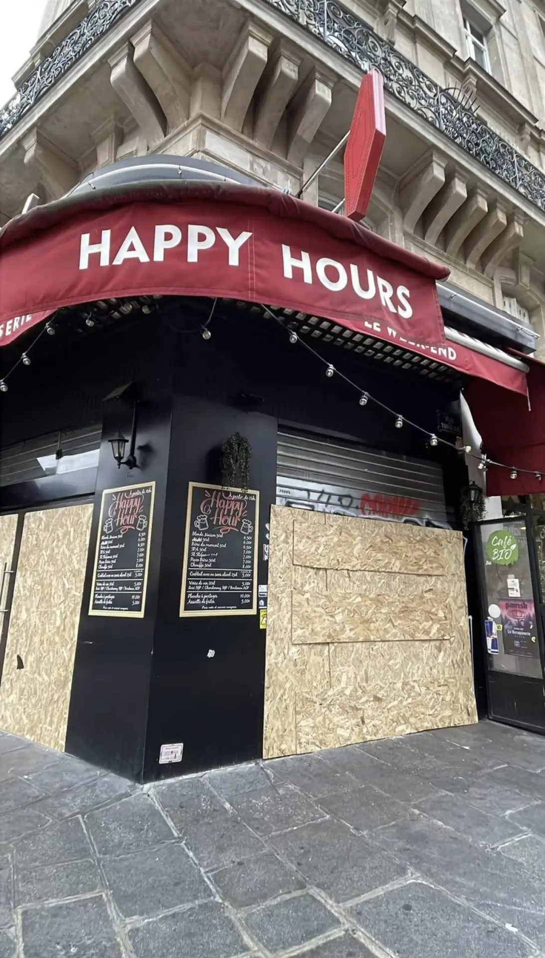 為防止進一步損失，店主已用木板臨時封住門窗。法國僑報
