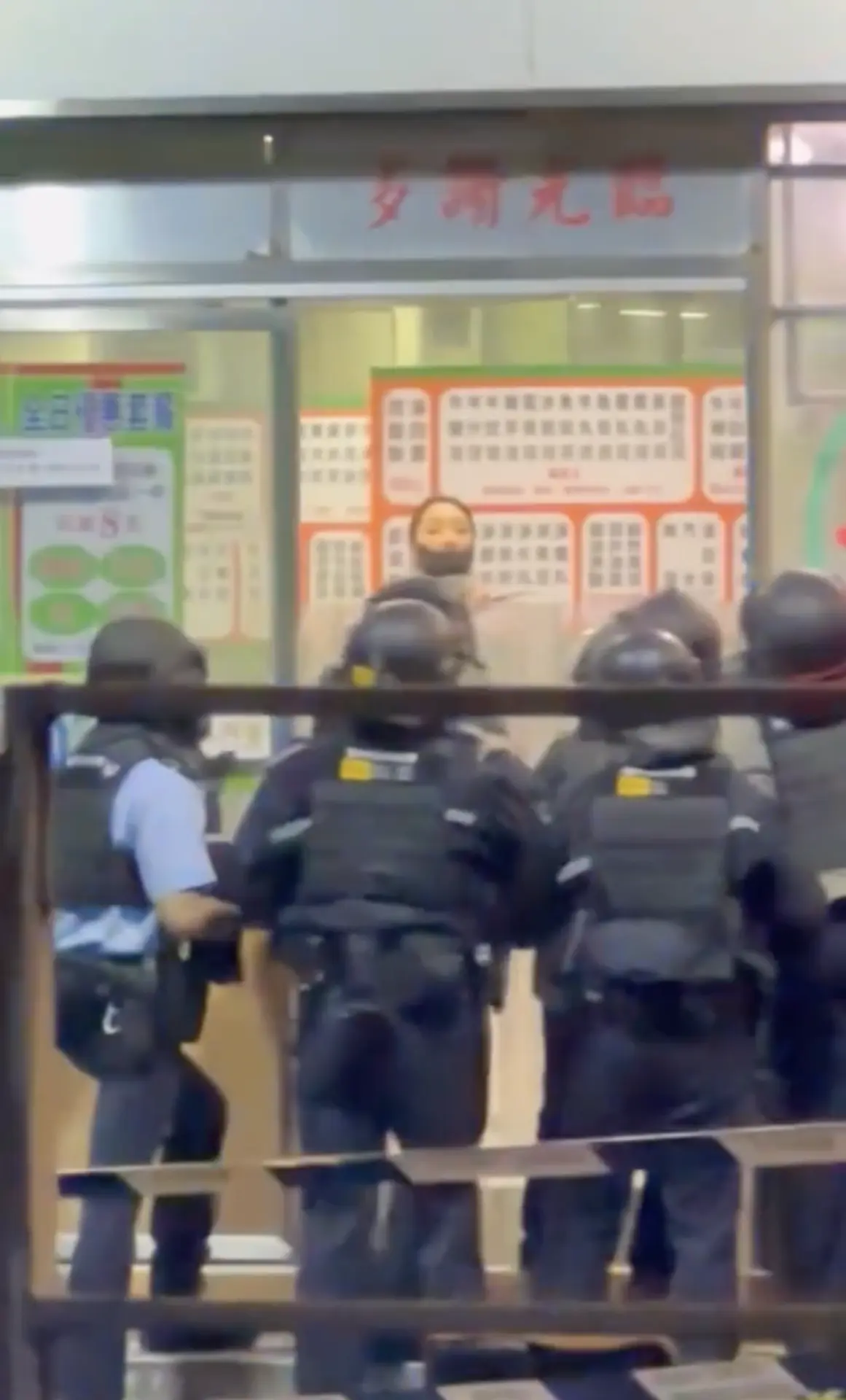 上水區今日（3 日）凌晨零時 14 分驚傳持刀襲警案件，一名 32 歲劉姓女顧客在龍琛路 33 號一間粉麵店內，因手機電子付款失敗與店方職員發生爭執