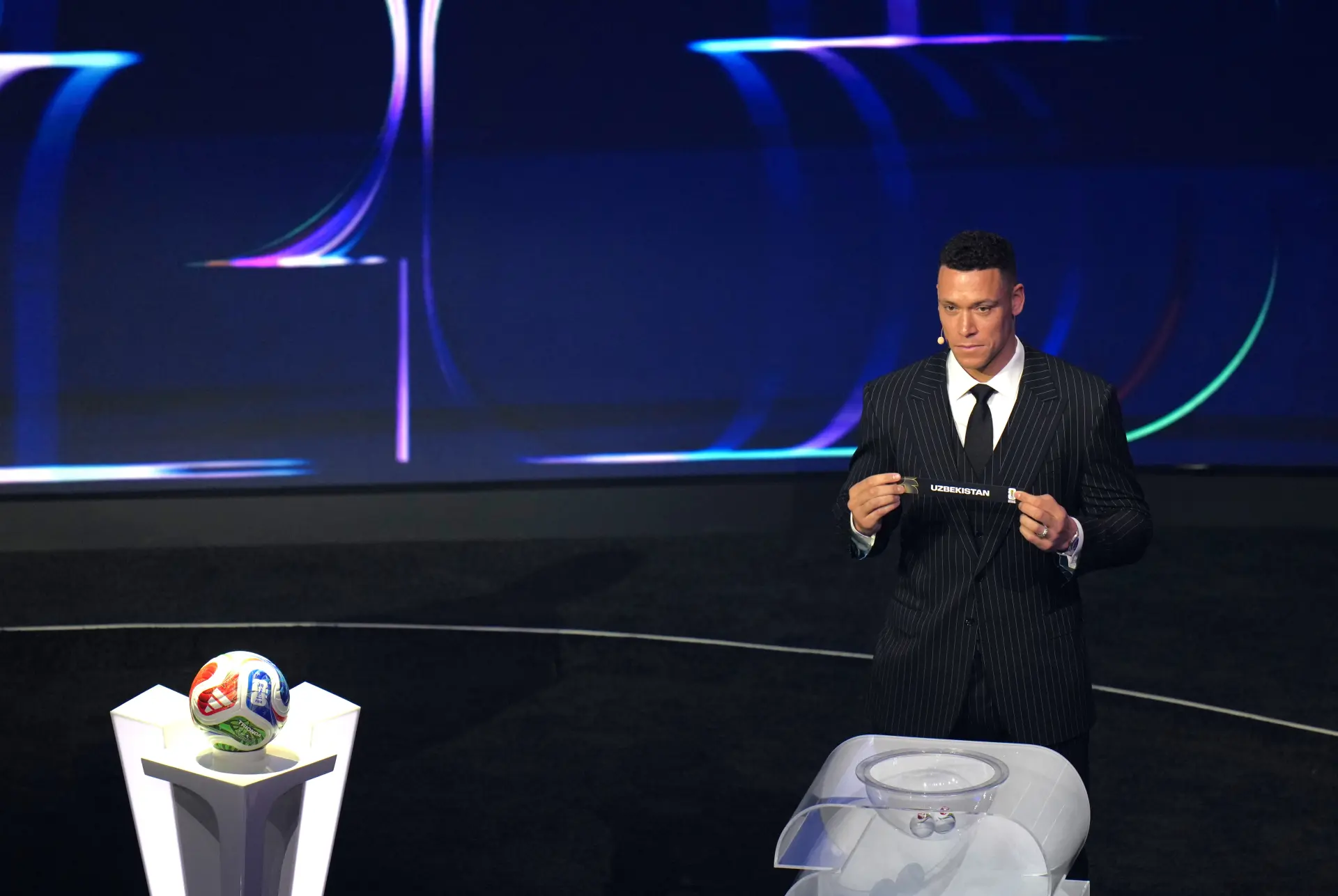 2026年美加墨世界盃分組抽籤儀式在美國華盛頓約翰甘迺迪表演藝術中心圓滿落幕。本屆賽事首度擴軍至48支球隊，創下104場比賽的歷史紀錄，抽籤結果揭曉後，各小組形勢與亮點賽事立即引發全球球迷熱議。(圖：新華社)