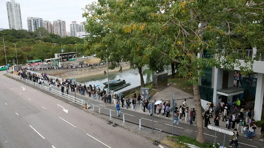 大埔廣福休憩處逾千市民獻花 麥美娟：災民免費住屋至重建+五萬津貼有保障的封面圖片