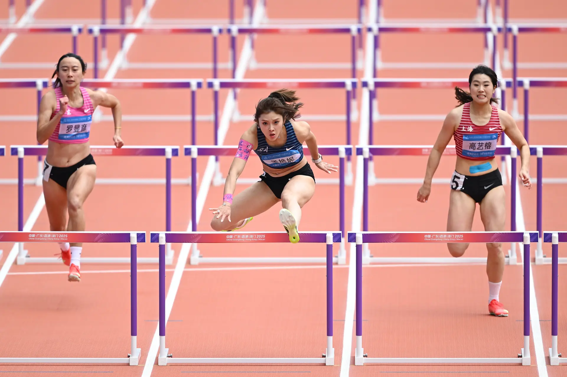 女子100米欄決賽如期上演。賽前憑藉12秒98的全場最佳成績晉級的吳艷妮，無疑是金牌的最大熱門，而與她個人最佳成績同為12秒74的衛冕冠軍林雨薇，則被視為唯一能與之抗衡的選手。(圖：新華社)